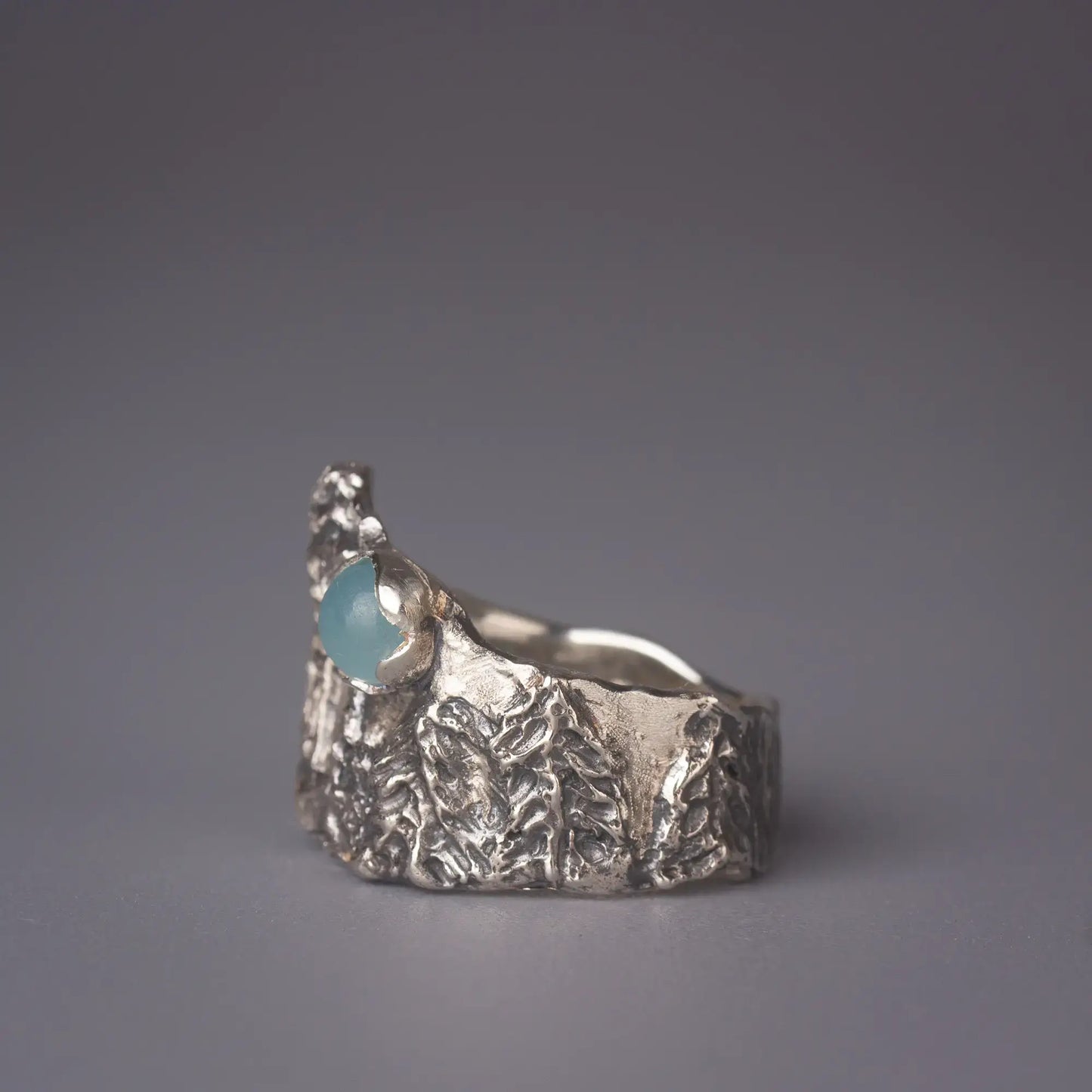 Wolf Ring in Silver with aquamarine Gemstone, Forest Wild Animal Jewelry, side view