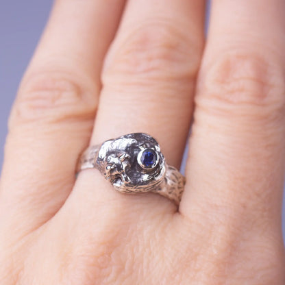 fox silver ring with blue sapphire, top view 