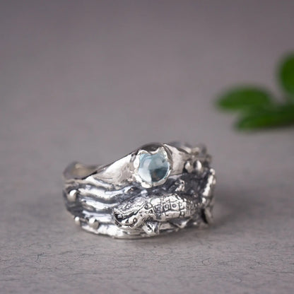 Whale Shark Ring in silver With blue Topaz, grey background, 